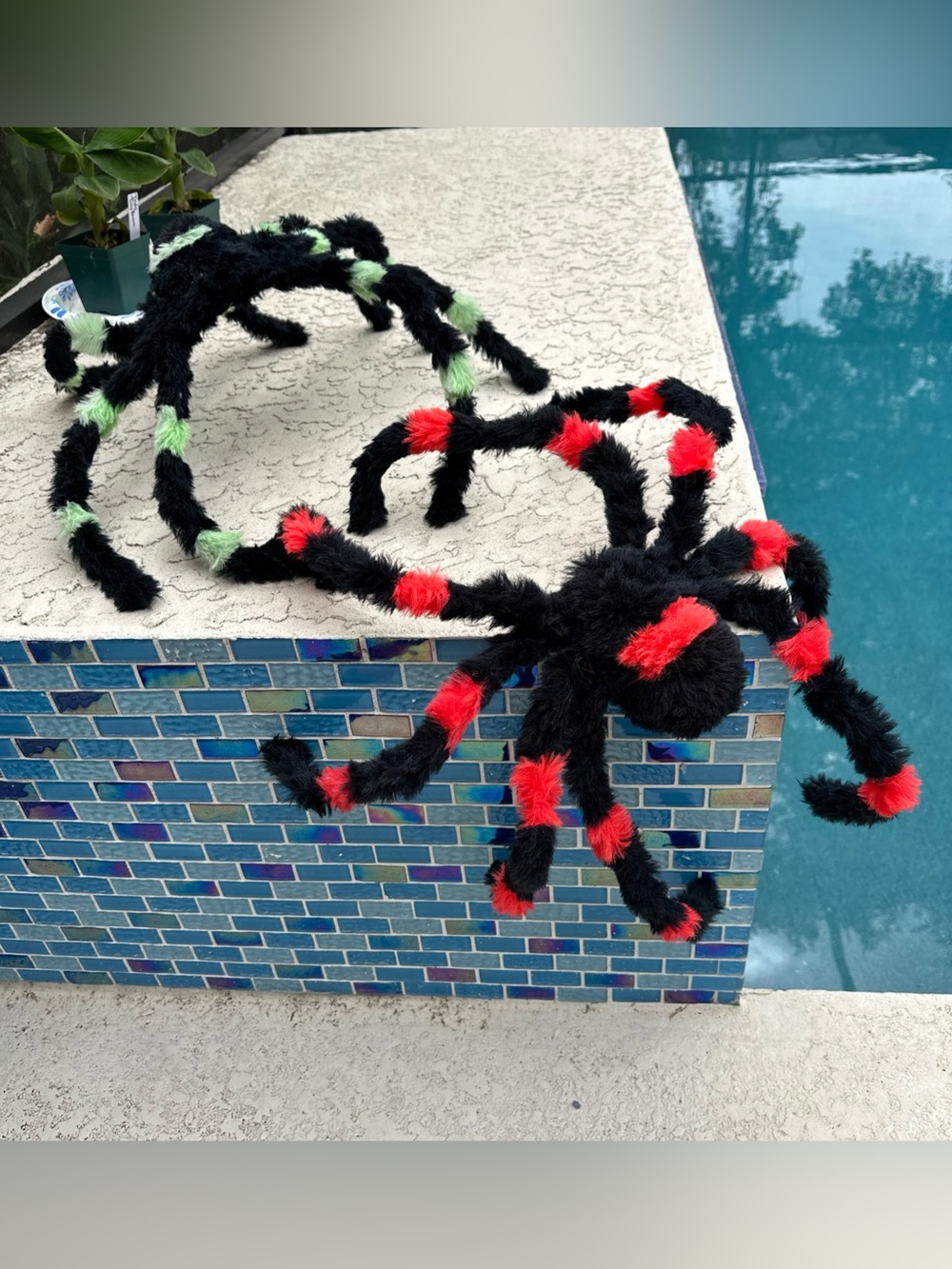 2pcs Halloween Decoration Fuzzy Plush Spider Haunted House Prop Green And Red